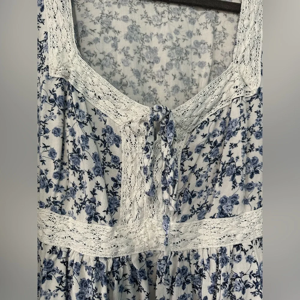 Torrid Blue and White Floral Blouse with Lace - Picture 2 of 4